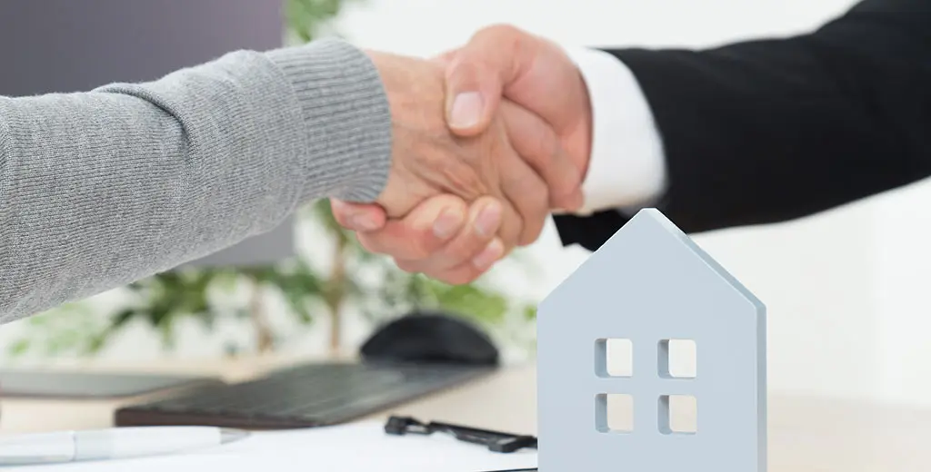 握手している写真