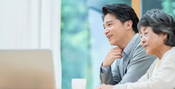 打ち合わせをしている老夫婦の写真